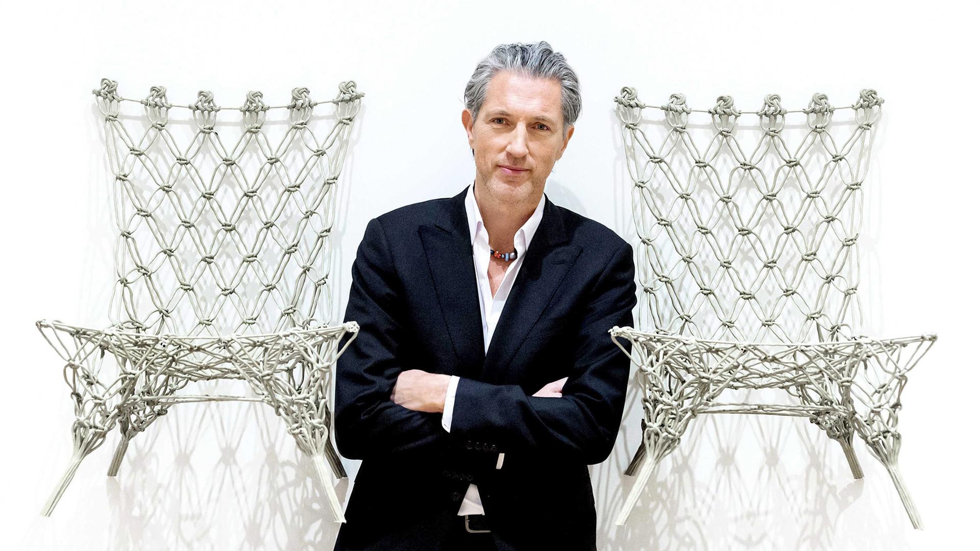Der niederländische Design-Papst Marcel Wanders zwischen zwei seiner "Knotted Chairs" im Amsterdamer Stedelijk Museum. Der niederländische Design-Papst Marcel Wanders zwischen zwei seiner "Knotted Chairs" im Amsterdamer Stedelijk Museum.