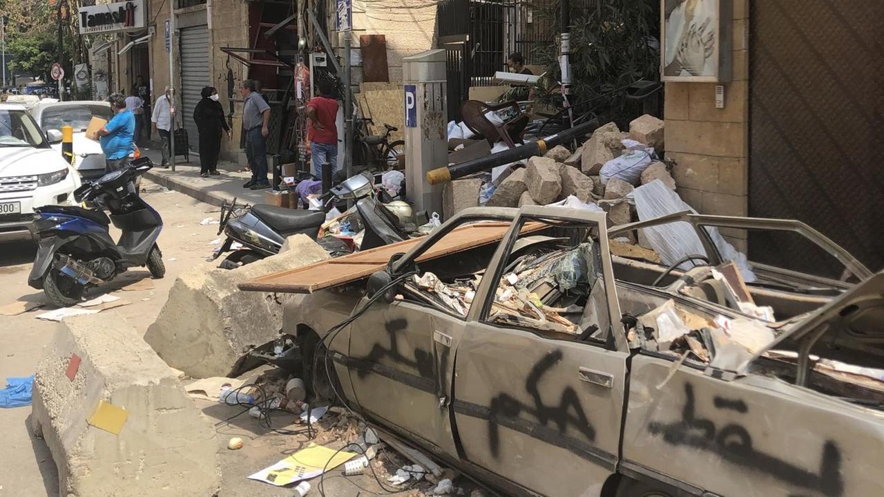 Aufräumarbeiten in der Pasteurstraße nahe des Beiruter Hafens