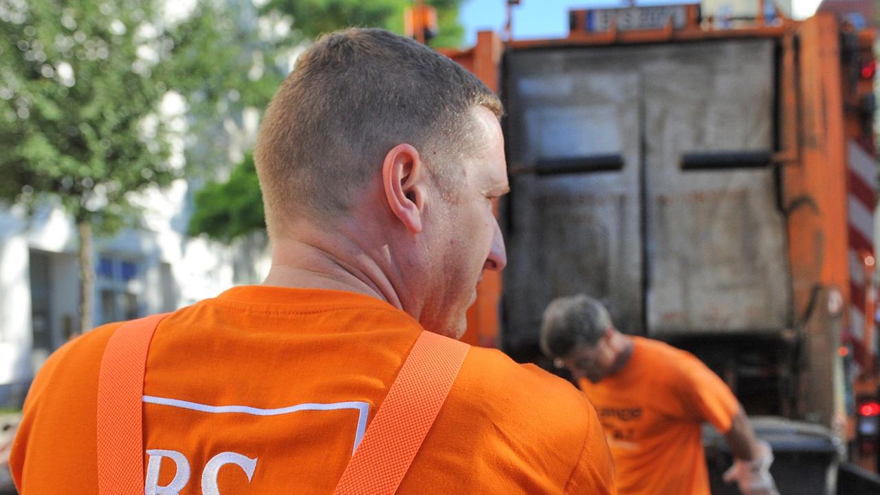 Mitarbeiter der Berliner Stadtreinigung (BSR) beim Entleeren von Mülltonnen