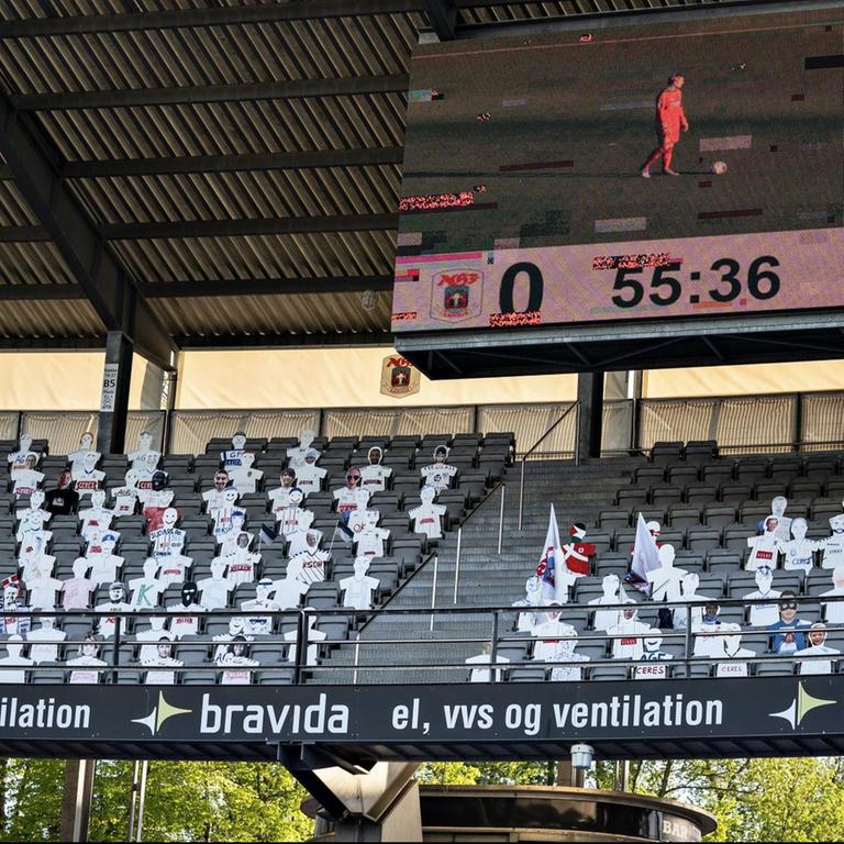 Fußball zu Corona-Zeiten in Dänemark: Pappaufsteller ersetzen die realen Zuschauer während eines Spiels zwischen AGF und Randers FC in Aarhus, Dänemark.