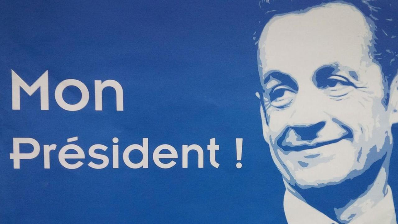 Ein blauer Aufkleber mit dem Gesicht von Nicolas Sarkozy und dem Satz "Mon Président".