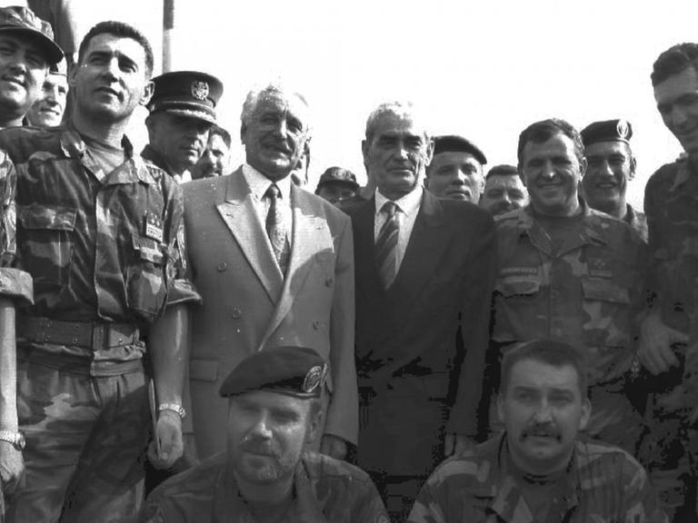 Der kroatische Präsident Franjo Tudjman (m) posiert in Knin mit seinem Verteidigungsminister Gojko Šušak und siegreichen kroatischen Soldaten. Der kroatische Präsident Tudjman hat am 06.08. 1995 die gefallene Serbenhochburg Knin besucht.