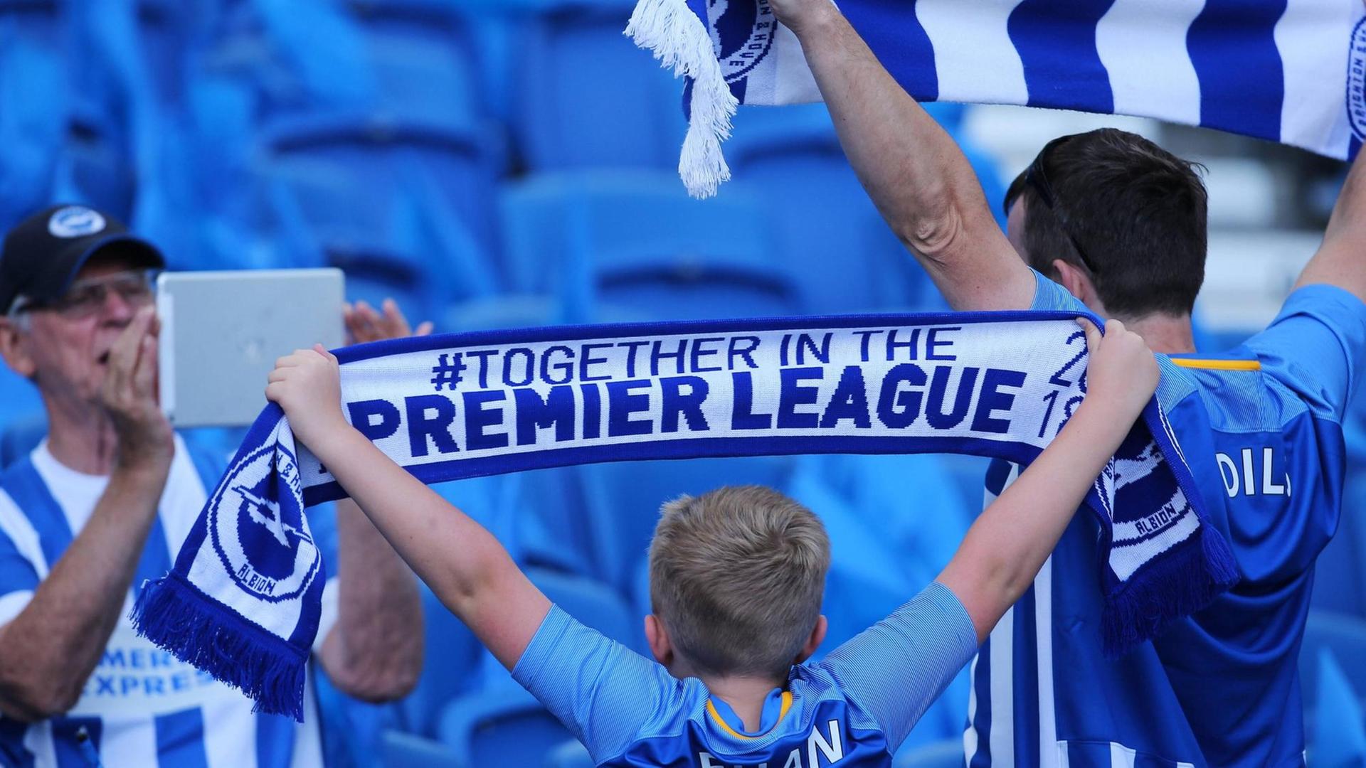 Premier League: Brighton-Fans machen ein Foto vor dem Anstoß gegen Manchester City.