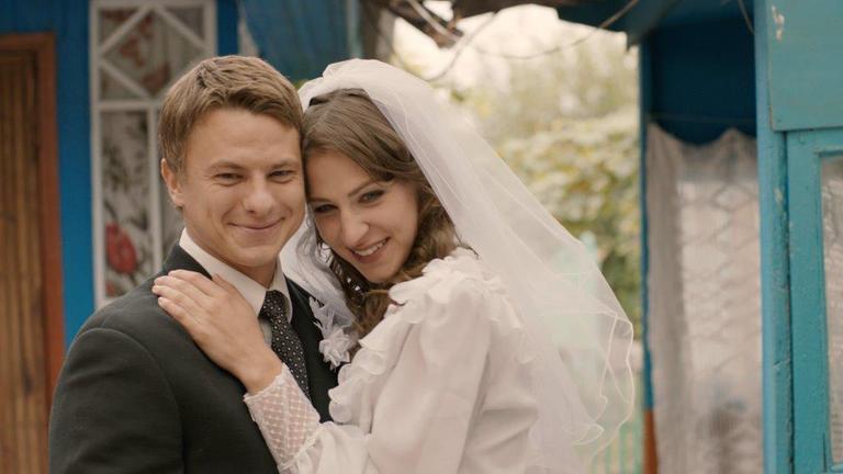 Georg (Pasha Antonov) und Lena (Natalia Belitski) sind ein glückliches Brautpaar.