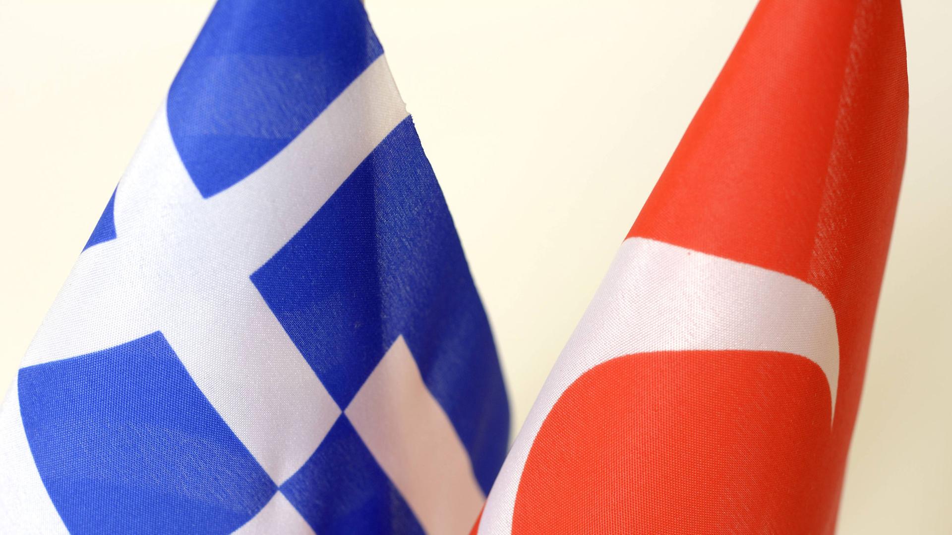 Die griechische und türkische Fahne.