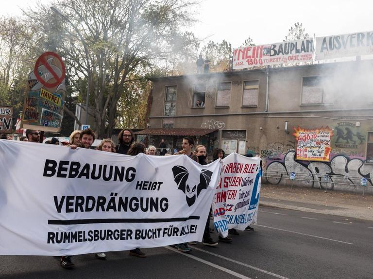 Vor dem Berliner Techno Club About Blank findet eine Demonstration statt