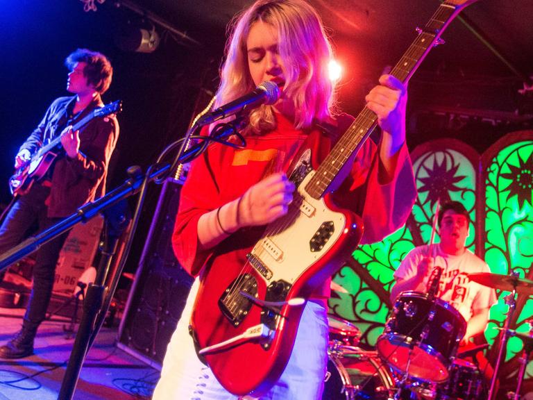 Die US-Band Snail Mail bei einem Auftritt im Januar 2018 - im Vordergrund Frontfrau Lindsey Jordan