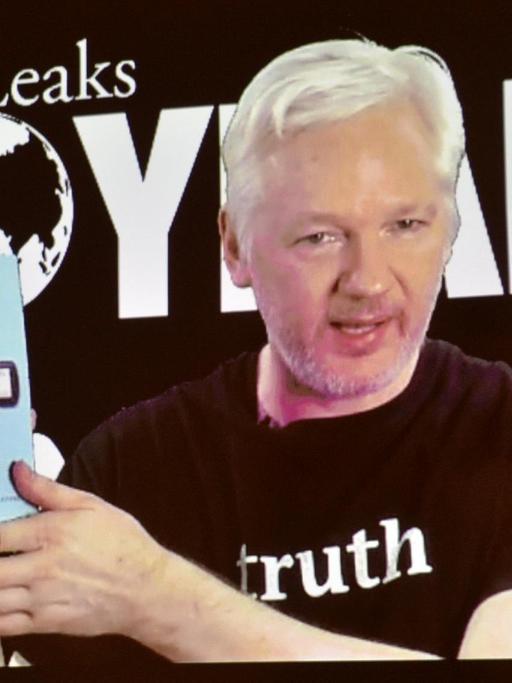 Wikileaks-Gründer Julian Assange spricht am 04.10.2016 per Video-Liveschaltung bei einer Pressekonferenz zum 10. Geburtstag von Wikileaks in Berlin. Wikileaks-Gründer Julian Assange spricht per Video-Liveschaltung bei einer Pressekonferenz zum 10. Geburtstag von Wikileaks in Berlin.