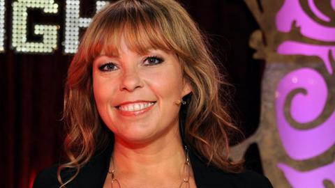 Porträtfoto der Sängerin, Pianistin, Songschreiberin und Komikerin Katie Freudenschuss.