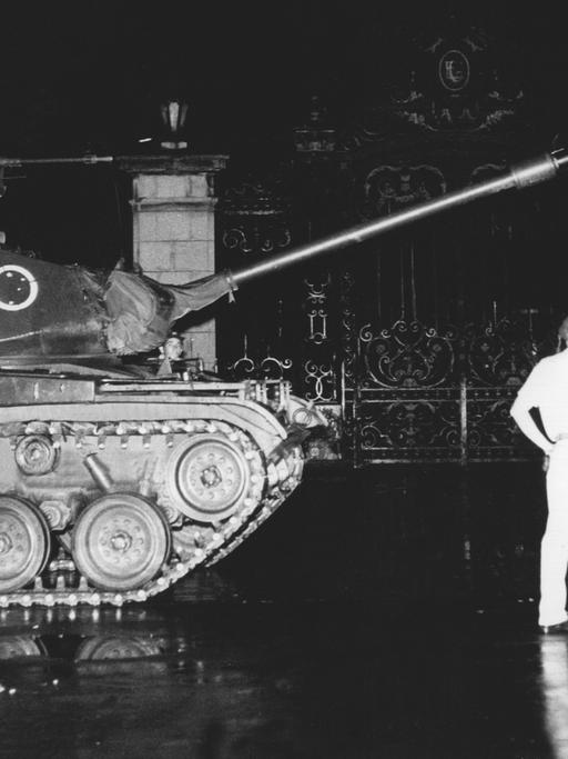 Militärs haben während des Putsches mit Panzern vor dem Palast des Gouverneurs des Staats Guanabara, Lacerda, Stellung bezogen: Die rebellierende Armee Brasiliens hatte am 1. April 1964 Staatspräsident Goulart gestürzt und die Macht übernommen.