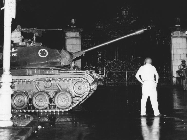 Militärs haben während des Putsches mit Panzern vor dem Palast des Gouverneurs des Staats Guanabara, Lacerda, Stellung bezogen: Die rebellierende Armee Brasiliens hatte am 1. April 1964 Staatspräsident Goulart gestürzt und die Macht übernommen.