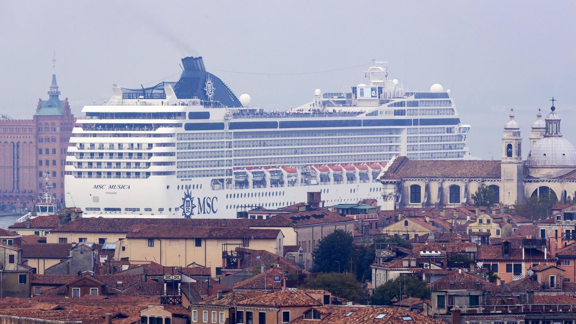 Ein Kreuz-Fahrt-Schiff fährt in den Hafen von Venedig