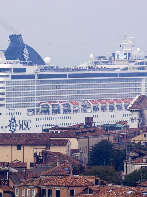 Ein 275 Meter langes Kreuzfahrtschiff läuft in den Hafen von Venedig ein.