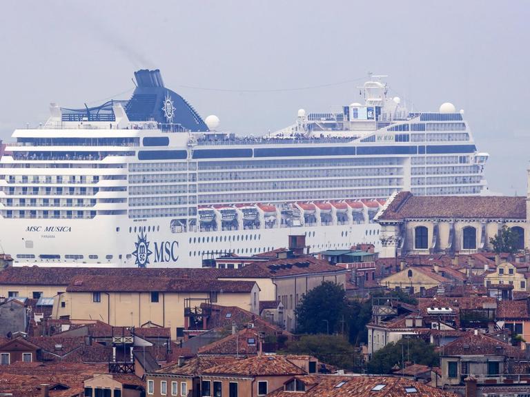 Ein 275 Meter langes Kreuzfahrtschiff läuft in den Hafen von Venedig ein.