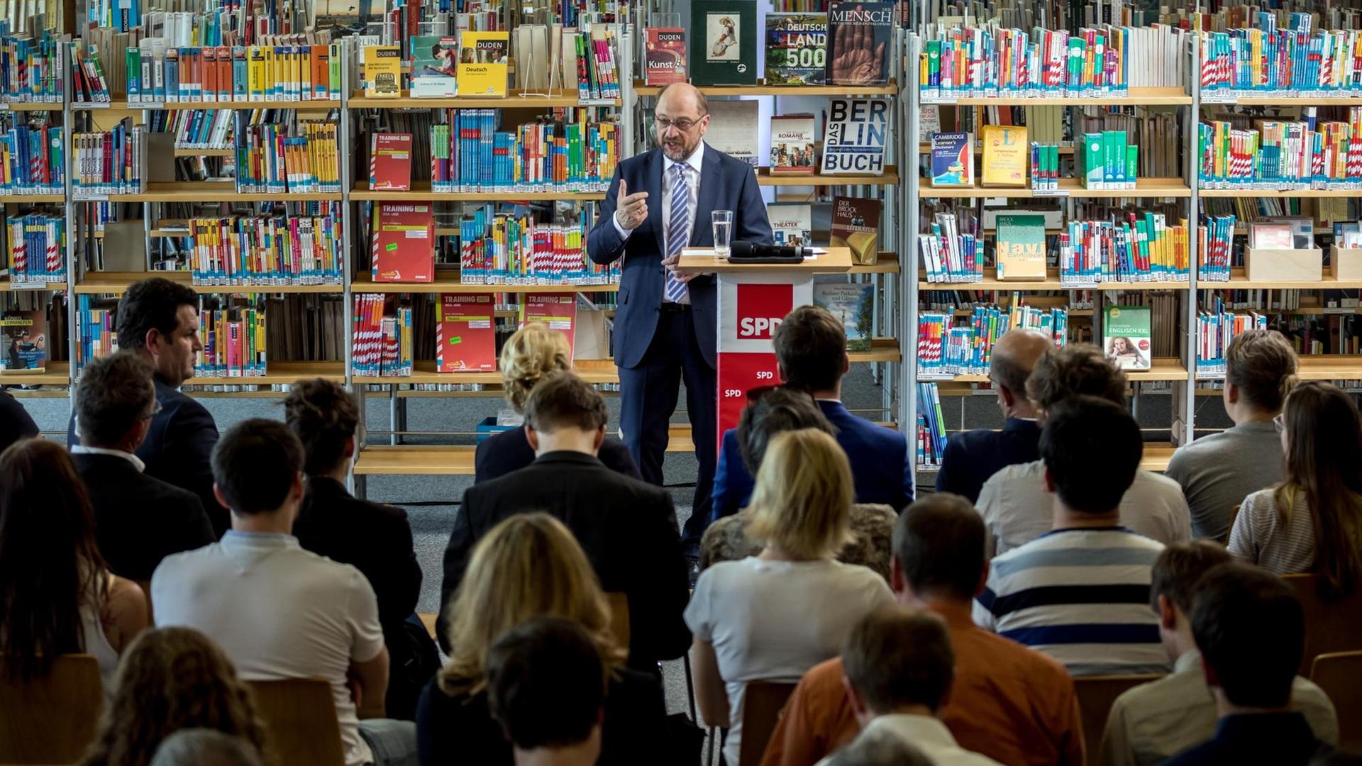 SPD-Kanzlerkandidat Martin Schulz spricht am 18.05.2017 in Berlin mit Gästen der Helene-Nathan-Bibliothek in Berlin-Neukölln über Bildungspolitik.