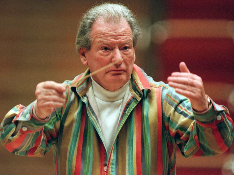 Der britische Dirigent Sir Neville Marriner während einer Probe im Januar 2001 in Köln. Marriner begann seine musikalische Karriere als Geiger.