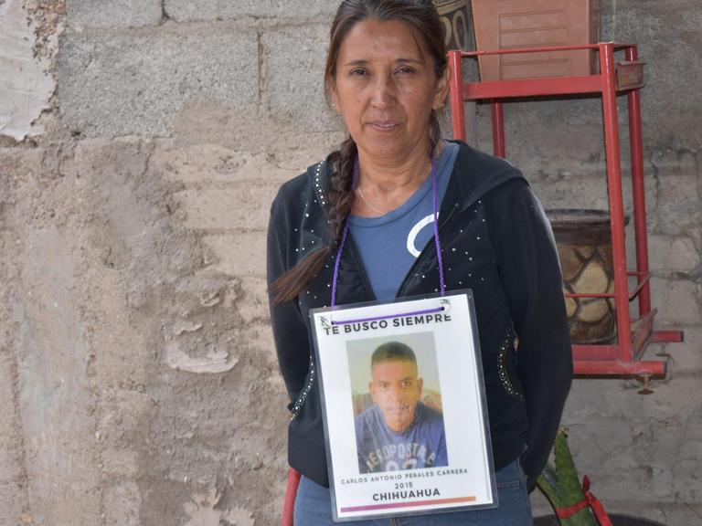 Yesenia Carrera mit Foto ihres verschwundenen Sohnes. Seit fast drei Jahren lebt die 48-Jährige in quälender Ungewissheit.