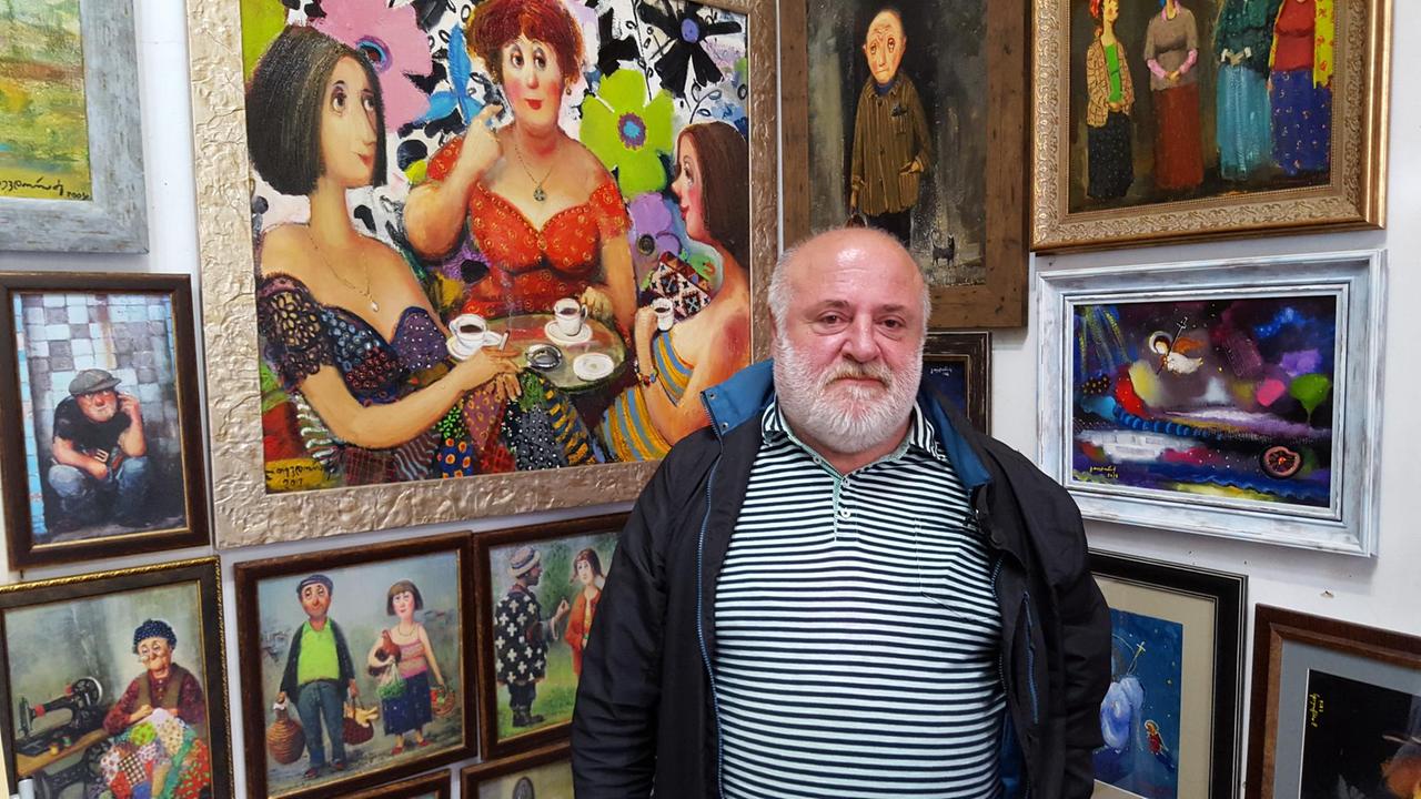 Der georgische Künstler Lado Tewdoradze vor Bildern in seiner Galerie in Tiflis.