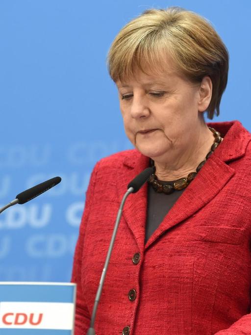 Bundeskanzlerin Angela Merkel (CDU) spricht auf einer Pressekonferenz nach den Landtagswahlen in Baden-Württemberg, Rheinland-Pfalz und Sachsen-Anhalt.