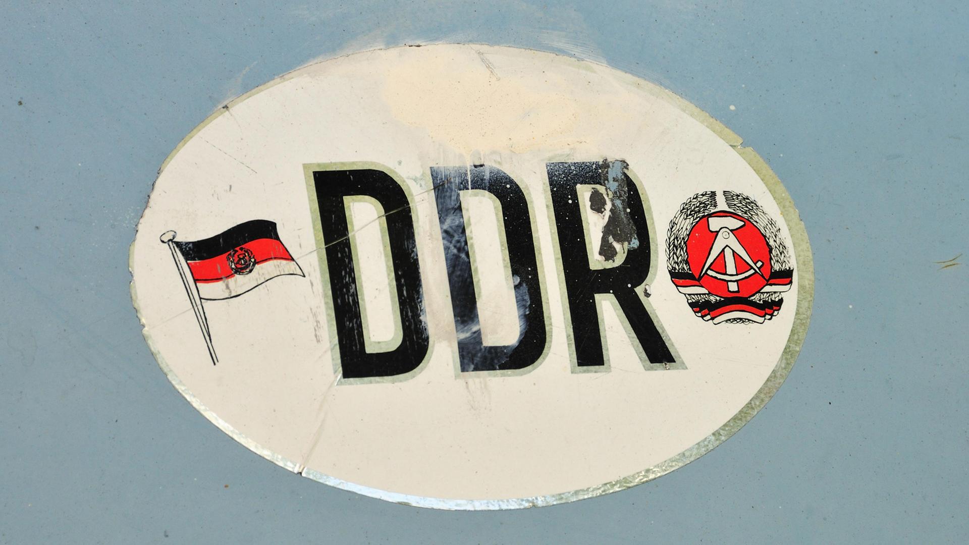 DDR-Aufkleber, alt und ausgebleicht