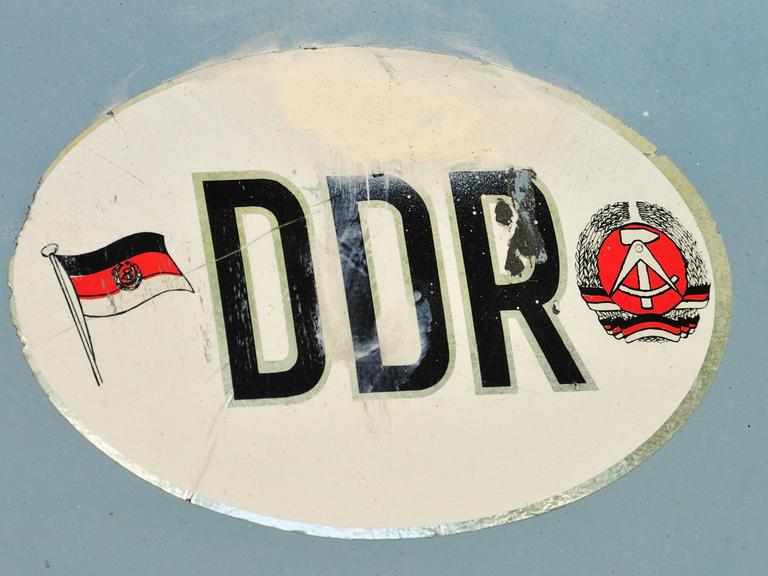 DDR-Aufkleber, alt und ausgebleicht