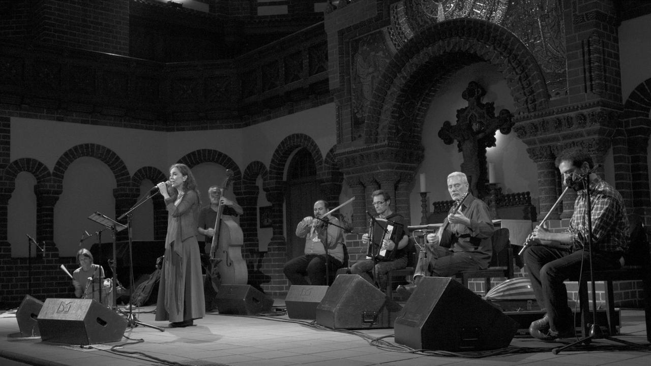 Schwarz-Weiß-Bild von Savina Yannatou und Primavera de Salonico bei einem Konzert in einer Kirche