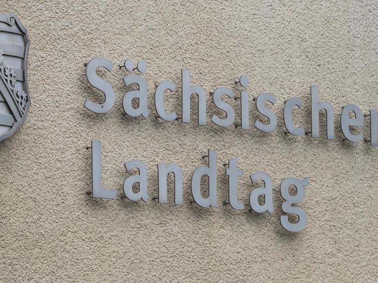 Der Schriftzug "Sächsischer Landtag" am Landtagsgebäude des Freistaates Sachsen