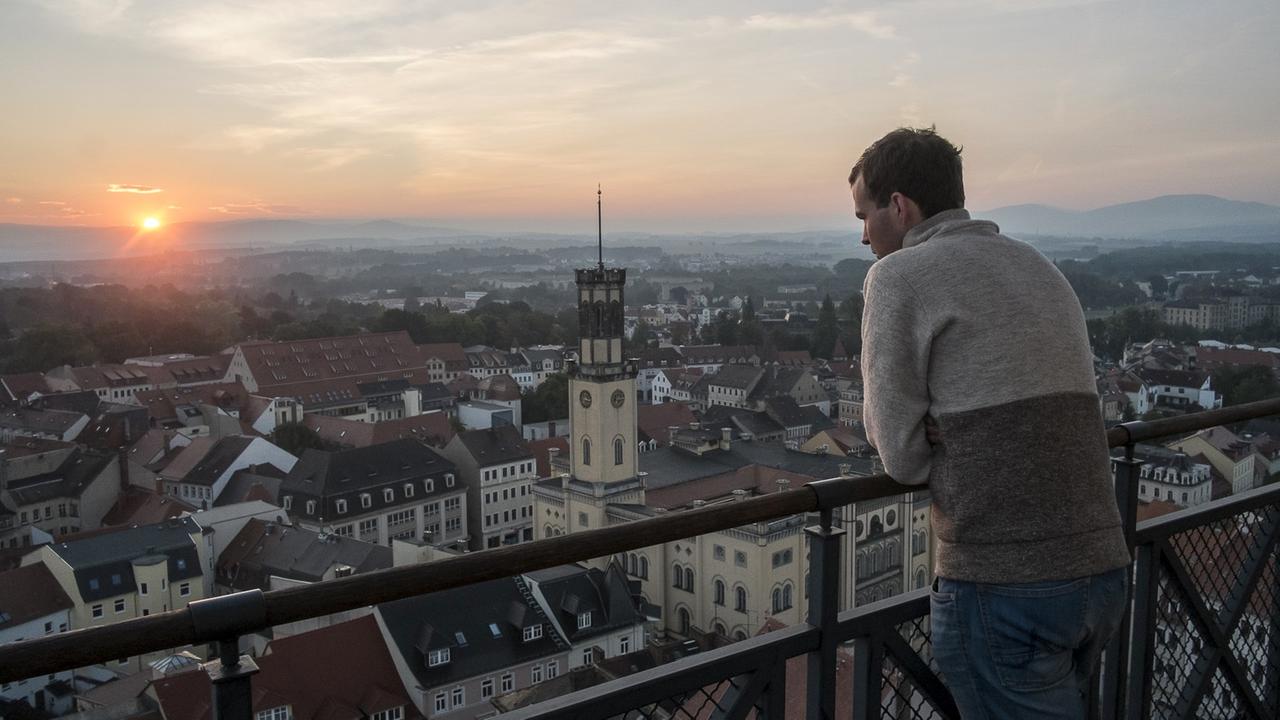 Morgens in Zittau: Türmer Felix Weickelt schaut aus 60 Meter Höhe über die Stadt.
