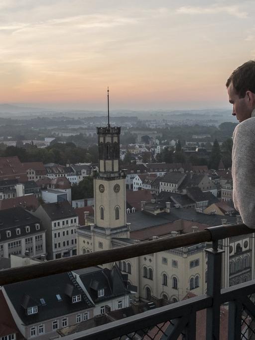 Morgens in Zittau: Türmer Felix Weickelt schaut aus 60 Meter Höhe über die Stadt.
