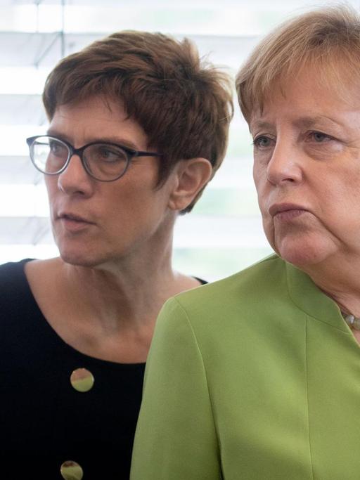 Bundeskanzlerin Angela Merkel (r, CDU) und Annegret Kramp-Karrenbauer, CDU-Generalsekretärin, nehmen an der Sitzung des CDU-Vorstands im Konrad-Adenauer-Haus teil. Foto: Kay Nietfeld/dpa | Verwendung weltweit