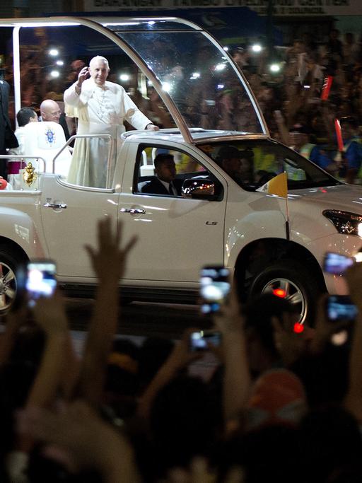 Papst Franziskus wird in Manila gefeiert