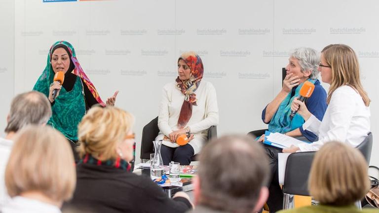 Die irakischen Dichterinnen Amal Nusairi (Mitte) und Samarkand al-Djabiri (l.) auf dem Podium am Stand von Deutschlandradio Kultur auf der Leipziger Buchmesse 2015
