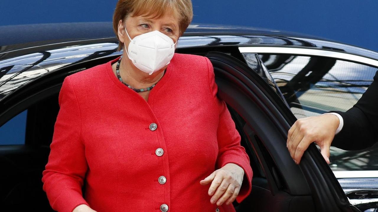 Bundeskanzlerin Angela Merkel (CDU) trägt eine Gesichtsmaske, als sie am vierten Tag zum EU-Gipfel eintrifft.