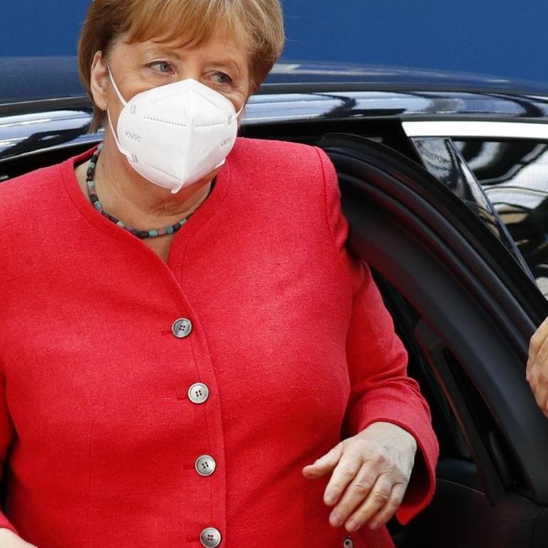 Bundeskanzlerin Angela Merkel (CDU) trägt eine Gesichtsmaske, als sie am vierten Tag zum EU-Gipfel eintrifft.