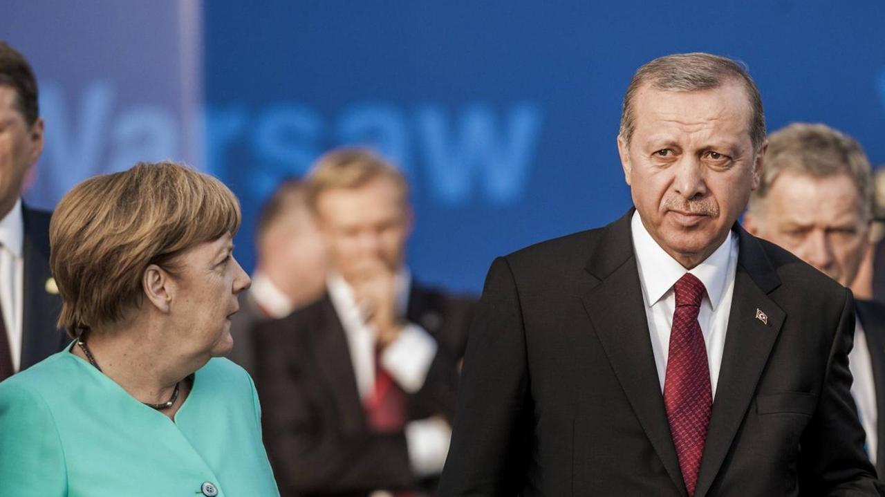 Bundeskanzlerin Angela Merkel beim Nato-Gipfel in Warschau mit dem türkischen Staatspräsidenten Recep Tayyip Erdogan