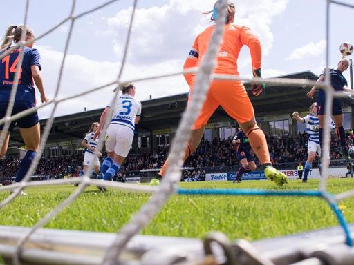 Frauen-Fußball-Bundesliga: Turbine Potsdam spielt gegen den MSV Duisburg - Blick aus der Froschperspektive vom Tor aufs Spielfeld mit den Spielerinnen.