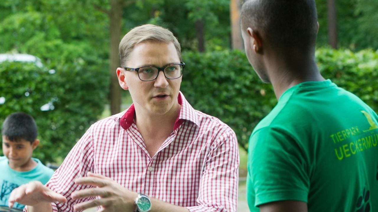 Der Landtagsabgeordneter Patrick Dahlemann (SPD) besucht am 23.07.2015 die Gemeinschaftsunterkunft für Asylbewerber im Ortsteil Drögeheide von Torgelow (Mecklenburg-Vorpommern). In der Gemeinschaftsunterkunft sind nach Angaben der Kreisverwaltung des Landkreis Vorpommern-Greifswald derzeit knapp 160 Menschen untergebracht. Insgesamt leben in Torgelow rund 260 Flüchtlinge. In Mecklenburg-Vorpommern steigt die Zahl der Asylbewerber weiter an. Nach Angaben des Schweriner Innenministeriums stellten im ersten Halbjahr 2015 im Nordosten 4370 Menschen Asylanträge.