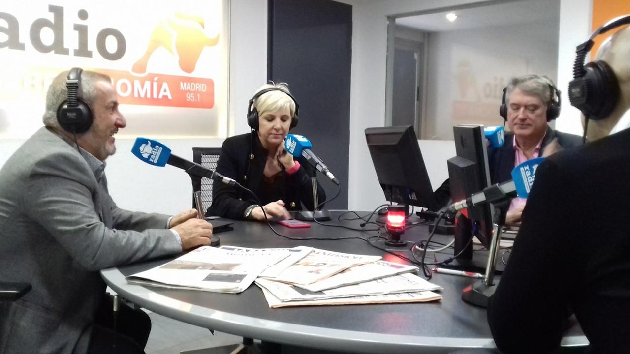 Jeden Mittag beantwortet Patricia Suárez in einem privaten Radiosender Hörerfragen zu Finanzen