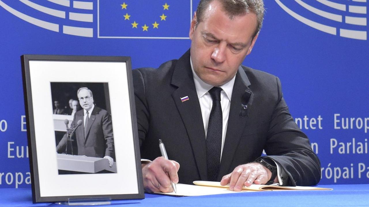 Medwedjew trägt sich in eine Kondolenzbuch ein. 