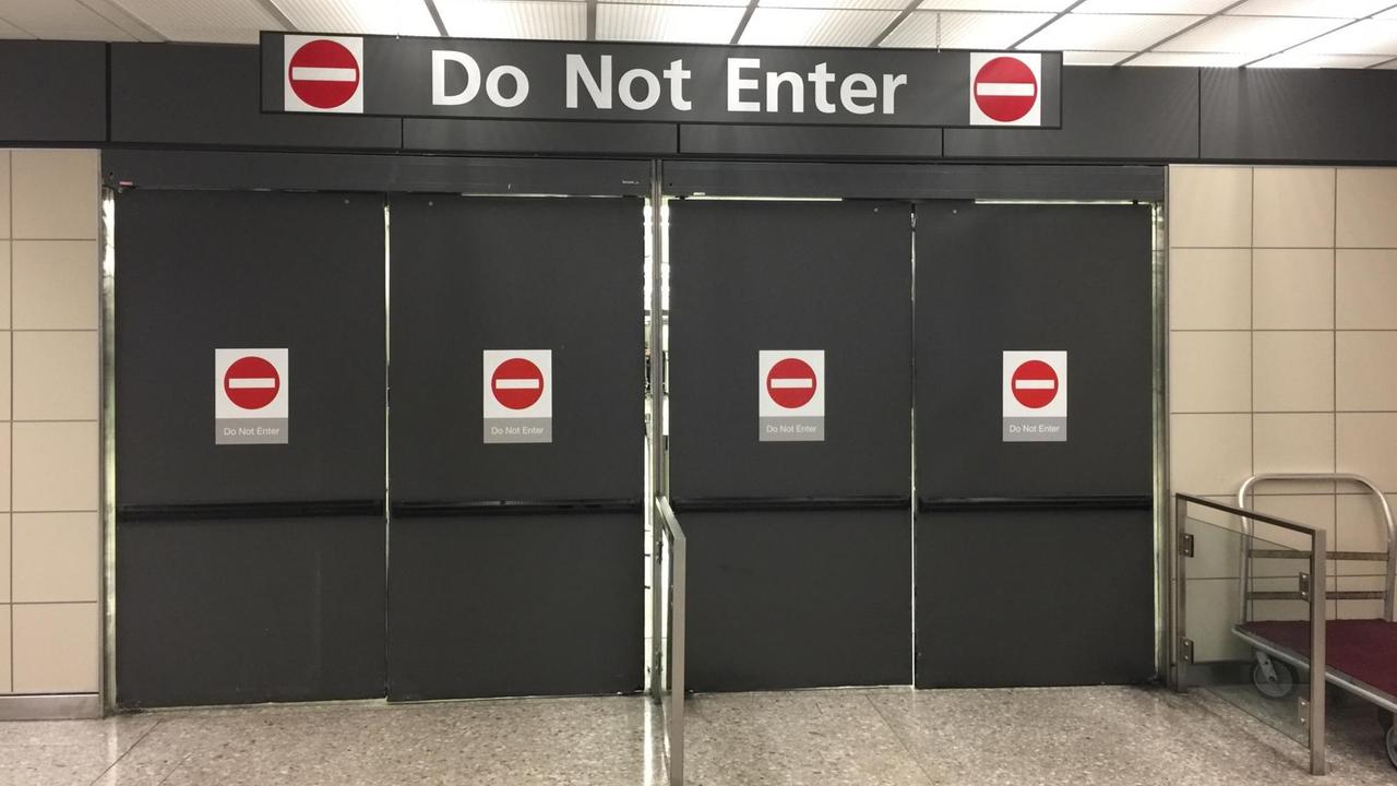 "Do not enter" - Hinter diesen Türen prüft der US-Zoll unsere Technik-Equipment