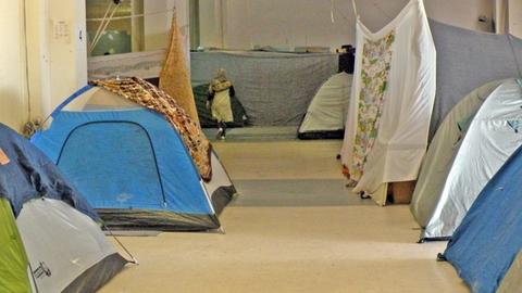 In einem alten Flughafen ist ein Flüchtlingscamp aus Zelten.
