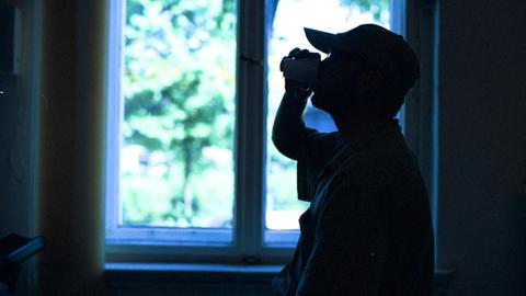 Ein Drogenabhängiger in der Ambulanz für integrierte Drogenhilfe trinkt eine Methadon-Ration.