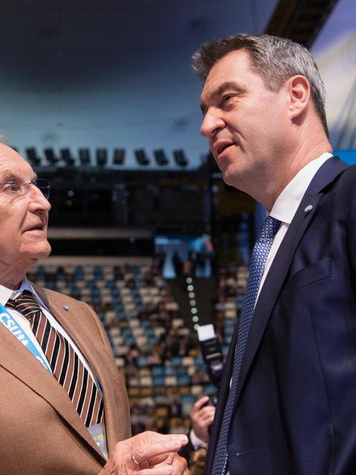 Edmund Stoiber, ehemaliger CSU-Vorsitzender (l), und Markus Söder, CSU-Parteivorsitzender und Ministerpräsident von Bayern, begrüßen sich zu Beginn des CSU-Parteitags 2019