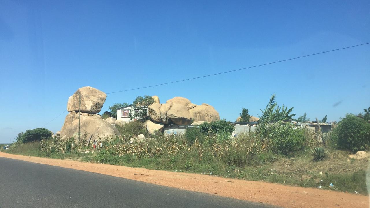 Die "Balancing Rocks" in Epworth, ein Vorort von Harare. Neben der Straße stehen große Granitblöcke aufeinander.