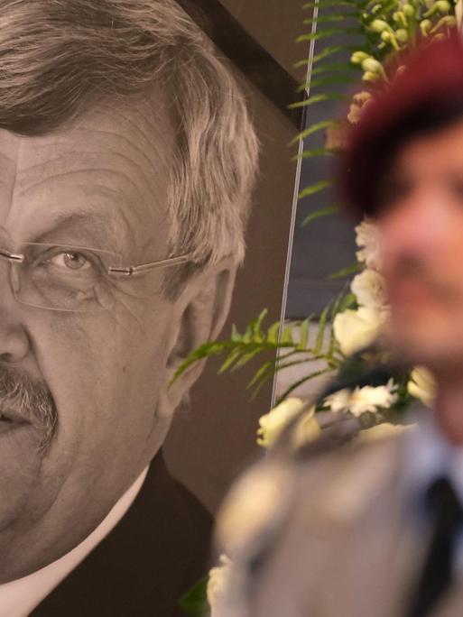 Eine Ehrenwache steht neben dem Porträt des ermordeten Politikers Walter Lübcke am 13. Juni 2019 in Kassel.