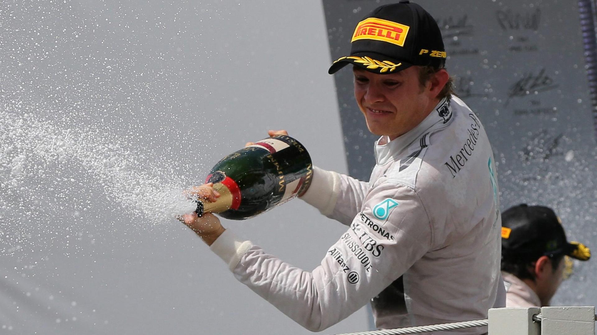 Nico Rosberg feiert seinen Sieg in Brasilien. Nico Rosberg feiert seinen Sieg in Brasilien.
