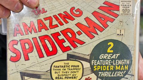Ein Sammler-Comic von Spider-Man für 1800 Euro ist in Erlangen auf dem 15. Internationalen Comic-Salon an einem Stand zu sehen.