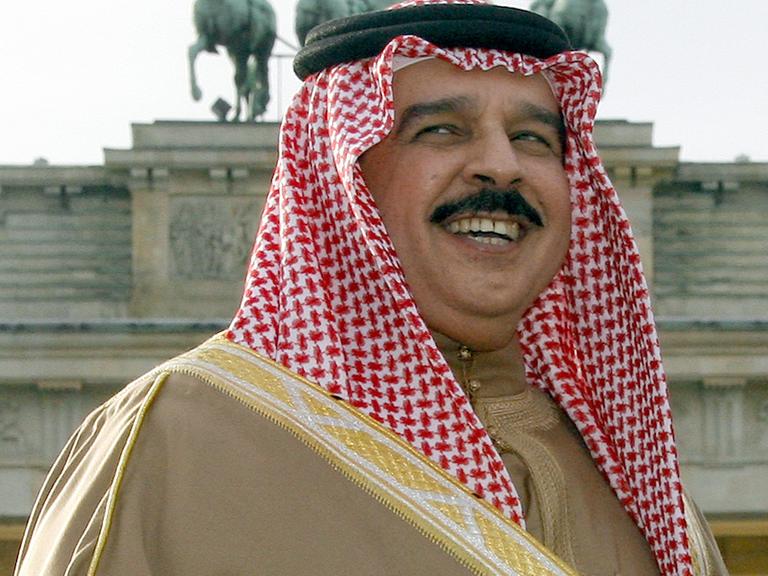 Lachend steht der König von Bahrain, Hamad bin Isa al-Chalifa, am Dienstag (28.10.2008) vor dem Brandenburger Tor in Berlin. Der Gast aus der Golfregion hält sich zu einem zweitägigen Besuch in der deutschen Hauptstadt auf.