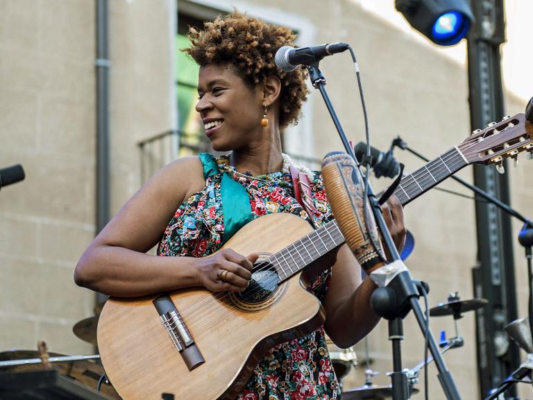 Die Sängerin und Musikerin Carmen Souza bei einem Auftritt während des Womad Festivals im spanischen Caceres, aufgenommen am 10.5.2013.