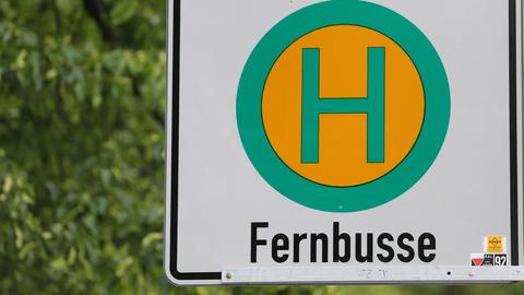 Ein Schild weist auf eine Haltestelle für Fernbusse am 09.05.2014 in Leipzig (Sachsen) hin.